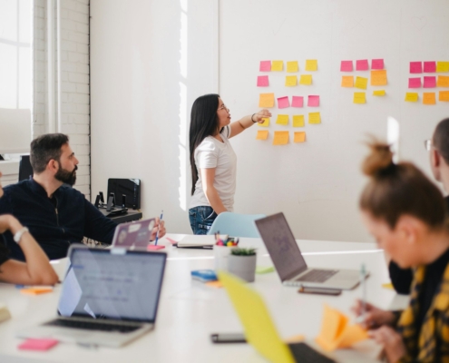Neue Herausforderungen bei der KMU-Nachfolge in der Deutschschweiz: Verkaufsprozesse im Zeichen neuer Due-Diligence-Anfo - image business - réunion dirigeants business