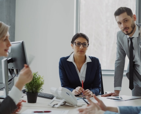 KMU-Nachfolge in der Deutschschweiz: Neue Herausforderungen durch strengere Due-Diligence-Anforderungen - business - réunion dirigeants business