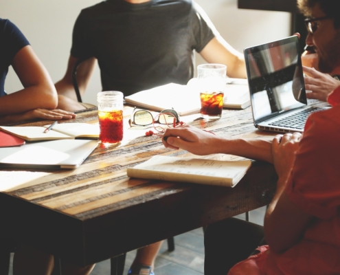 Verkaufsvertrag Unternehmen: Worauf Sie achten sollten - business - réunion dirigeants business