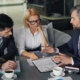 Wie kann das eigene Familienunternehmen erfolgreich übertragen werden ? - business - réunion dirigeants business