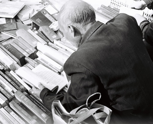 Un environnement de travail analytique de haut niveau : salle de réunion ou bureau d'une firme PE européenne, lumière naturelle froide, documents ou écrans en arrière-plan flou, ambiance sobre et concentrée. Pas de sourires, pas de gestes expressifs — juste la densité du travail stratégique.