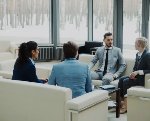 Navigating Cross-Border M&A Challenges Amidst Growing Valuation Gaps in European Mid-Market SMEs - business - réunion dirigeants business