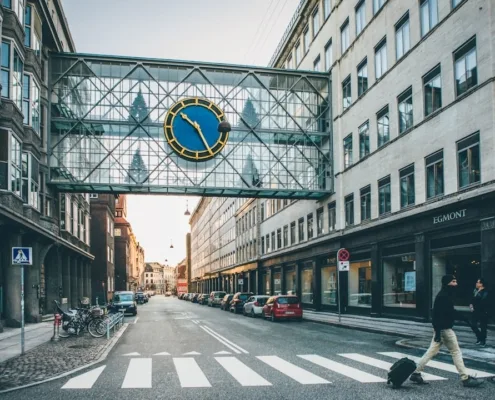 Navigating Cross-Border M&A Challenges Amidst Growing Valuation Gaps in European Mid-Market SMEs - business - réunion dirigeants business Navigating Cross-Border M&A Challenges Amidst Growing Valuation Gaps in European Mid-Market SMEs - business - réunion dirigeants business
